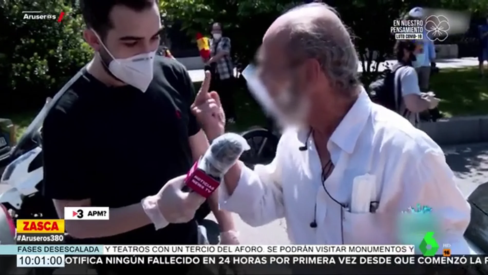 El viral enfado y la 'peineta' de un manifestante de Vox a un reportero: "¡A tomar por culo, vete a la mierda!"