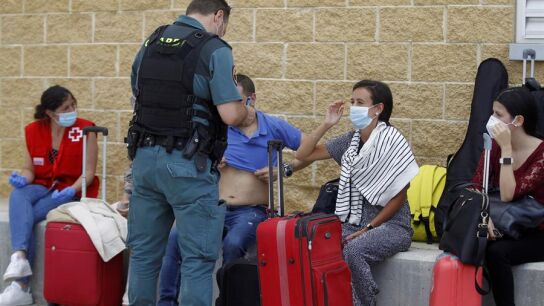  Efectivos de la Guardia Civil toman declaraci&oacute;n a los pasajeros de un tren Alvia 