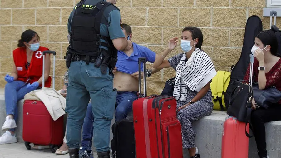  Efectivos de la Guardia Civil toman declaración a los pasajeros de un tren Alvia 