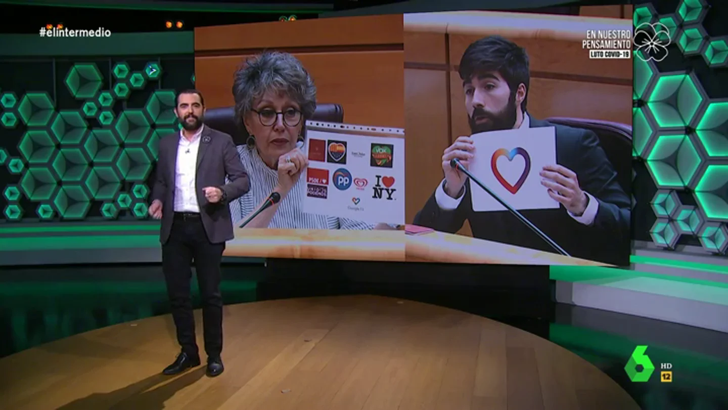 El 'mensaje subliminal' que esconde el crespón de TVE según Vox: "Nos han insultado al pensar que no nos íbamos a dar cuenta" El 'mensaje subliminal' que esconde el crespón de TVE según Vox: "Nos han insultado al pensar que no nos íbamos a dar cuenta"
