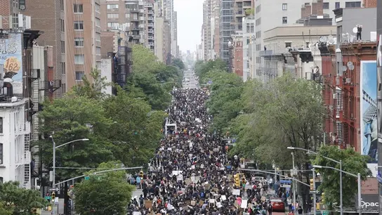 Los manifestantes marchan en la Primera Avenida de Nueva York Los manifestantes marchan en la Primera Avenida de Nueva York