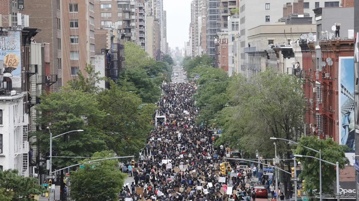 Los manifestantes marchan en la Primera Avenida de Nueva York Los manifestantes marchan en la Primera Avenida de Nueva York