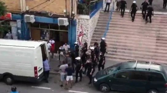 Reyerta multitudinaria en Alicante con apuñalamientos, robos y cinco policías heridos Reyerta multitudinaria en Alicante con apuñalamientos, robos y cinco policías heridos