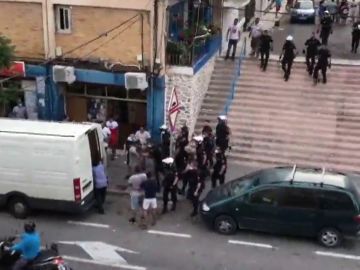 Reyerta multitudinaria en Alicante con apuñalamientos, robos y cinco policías heridos Reyerta multitudinaria en Alicante con apuñalamientos, robos y cinco policías heridos