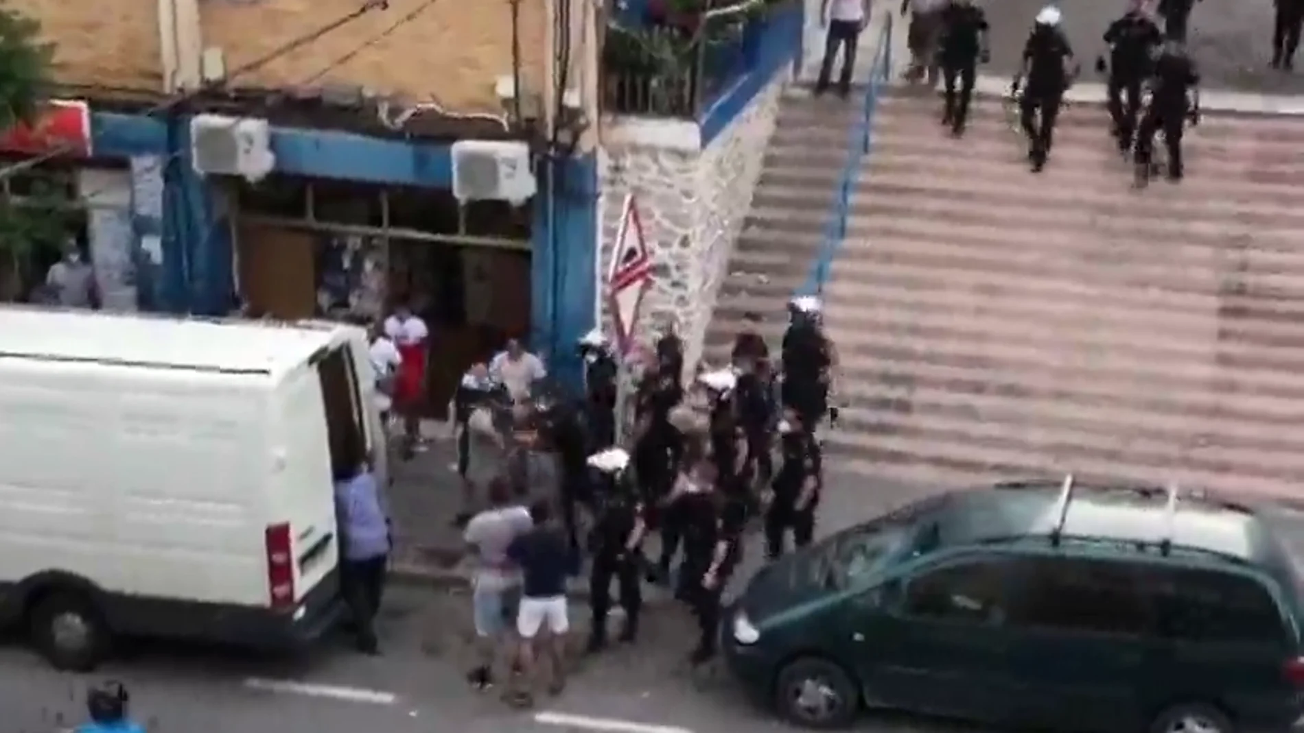 Reyerta multitudinaria en Alicante con apuñalamientos, robos y cinco policías heridos