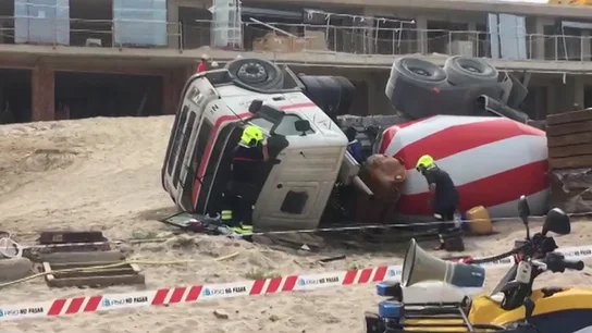 Una hormigonera vuelca y derrama gasoil en la playa de San Juan en Alicante Una hormigonera vuelca y derrama gasoil en la playa de San Juan en Alicante