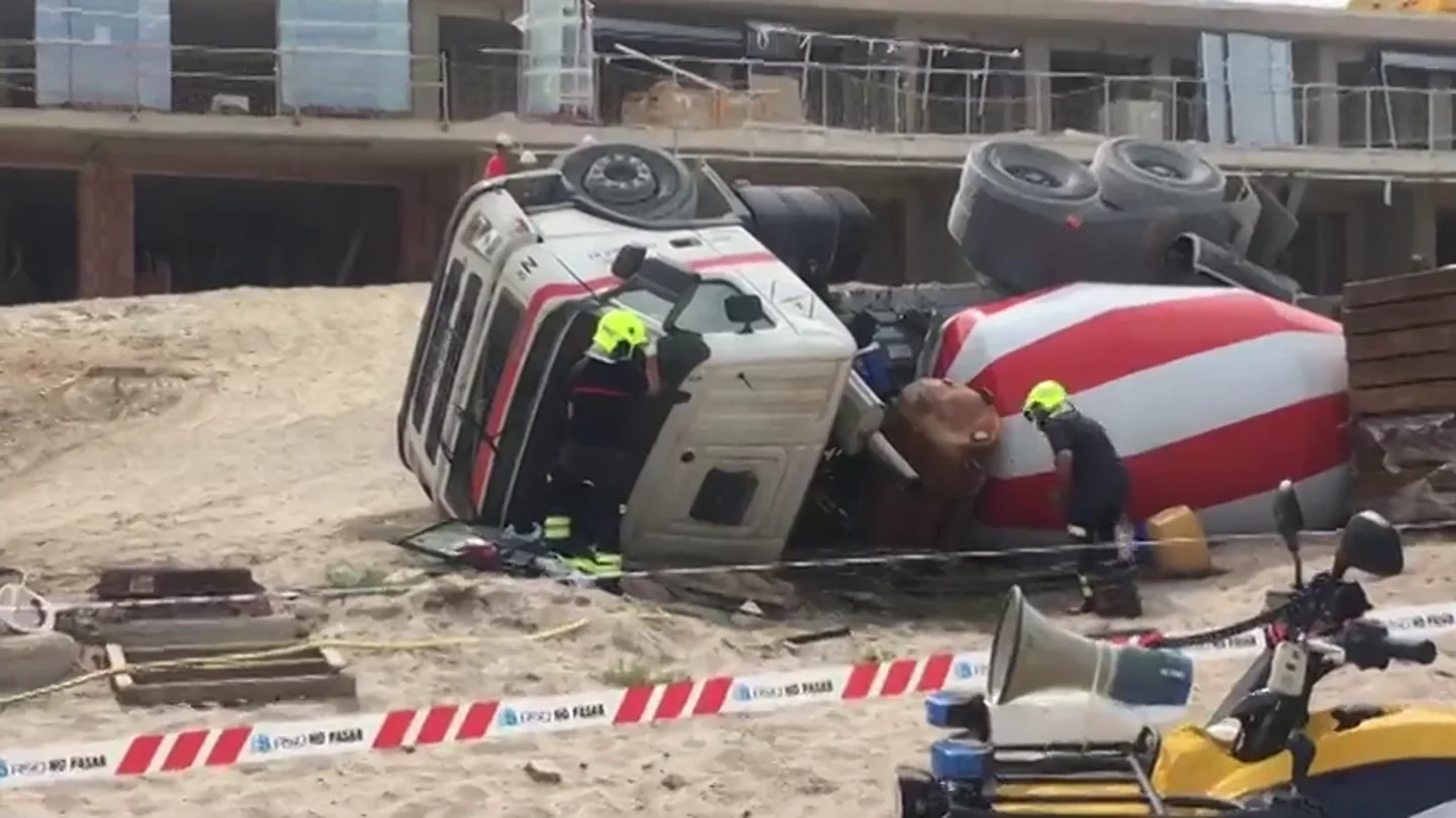 Una hormigonera vuelca y derrama gasoil en la playa de San Juan en Alicante Una hormigonera vuelca y derrama gasoil en la playa de San Juan en Alicante