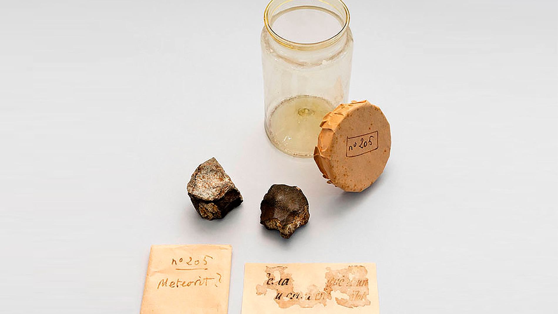 Redescubiertos dos fragmentos del meteorito que cayo en Barcelona en 1704