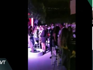 Desalojan una discoteca de Madrid por no respetar las medidas de seguridad: 150 personas dentro y 85 esperando a entrar Desalojan una discoteca de Madrid por no respetar las medidas de seguridad: 150 personas dentro y 85 esperando a entrar