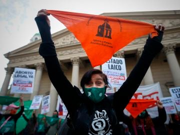 Una mujer de un movimiento feminista participa de una manifestación contra el aumento de feminicidios que ha dejado el confinamiento, en Buenos Aires (Argentina) Una mujer de un movimiento feminista participa de una manifestación contra el aumento de feminicidios que ha dejado el confinamiento, en Buenos Aires (Argentina)