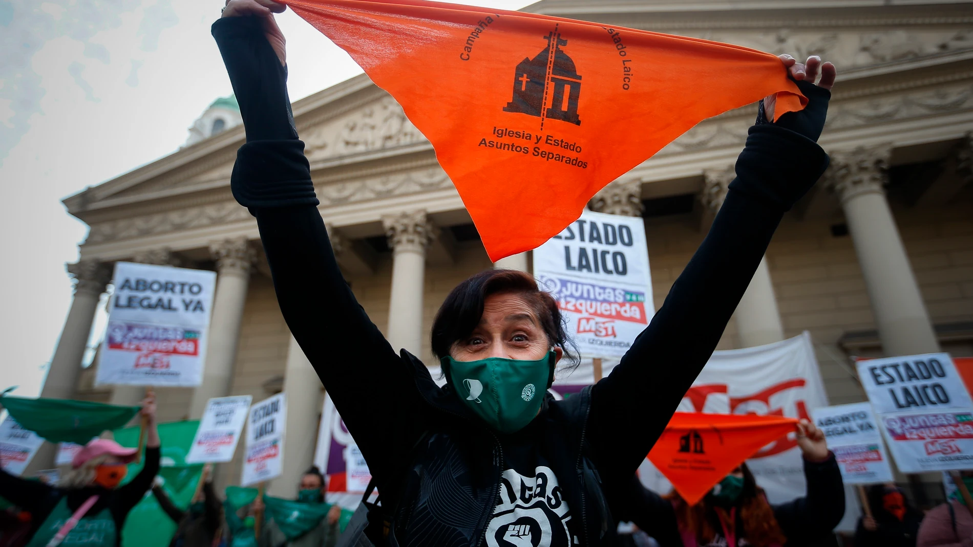 Una mujer de un movimiento feminista participa de una manifestación contra el aumento de feminicidios que ha dejado el confinamiento, en Buenos Aires (Argentina)