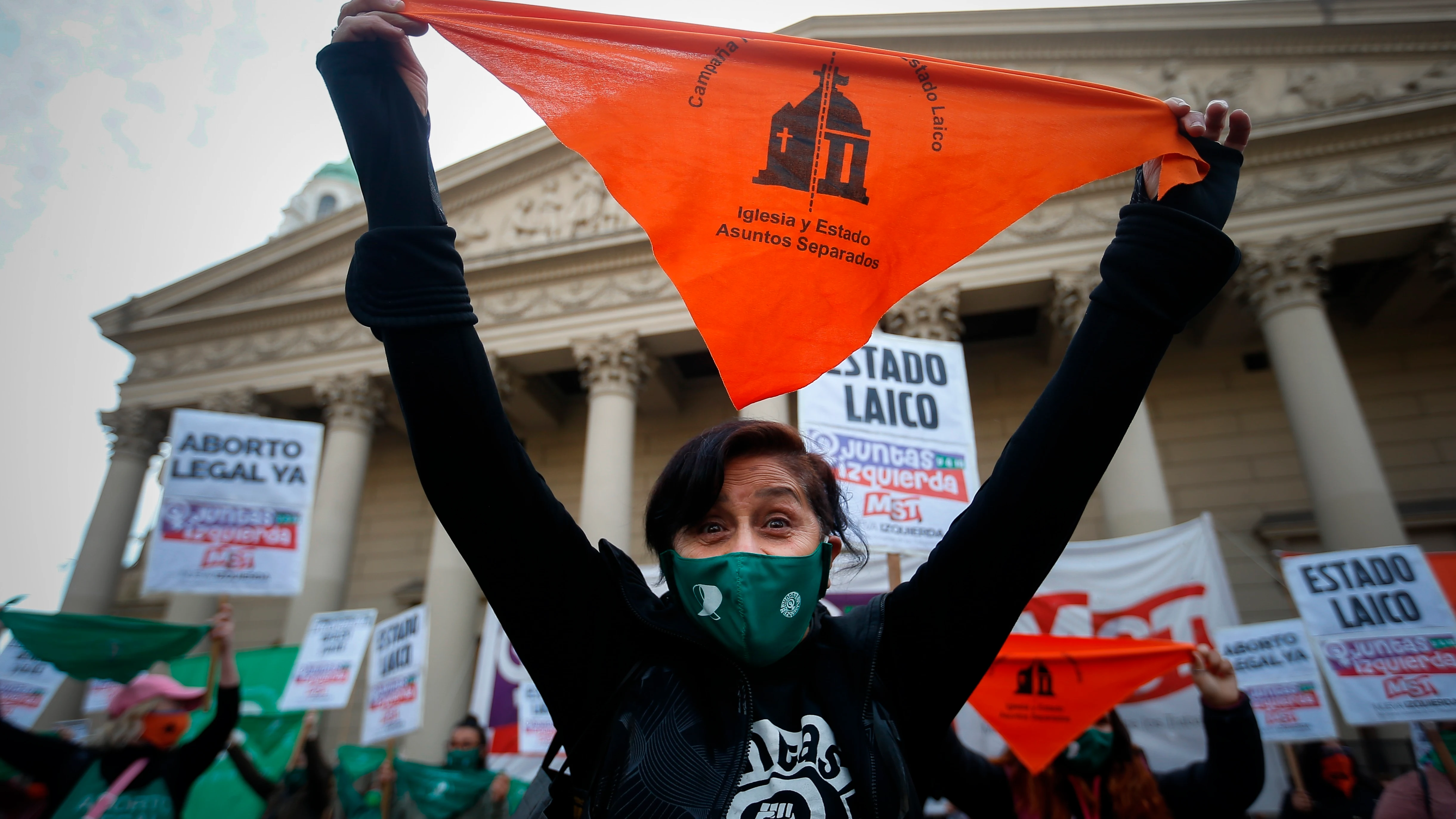 Una mujer de un movimiento feminista participa de una manifestación contra el aumento de feminicidios que ha dejado el confinamiento, en Buenos Aires (Argentina)