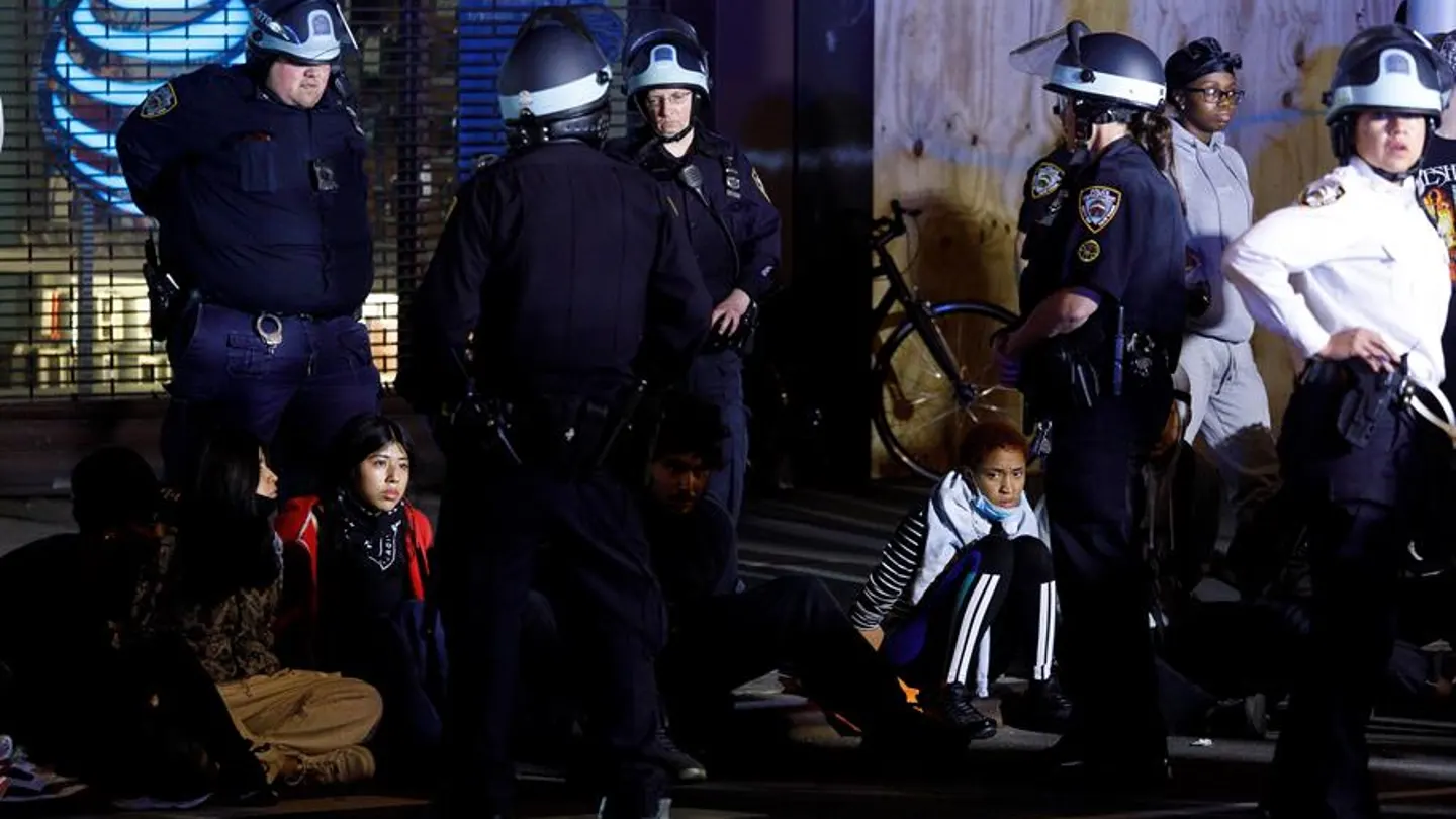 La Policía arresta a los manifestantes después del toque de queda en Nueva York La Policía arresta a los manifestantes después del toque de queda en Nueva York