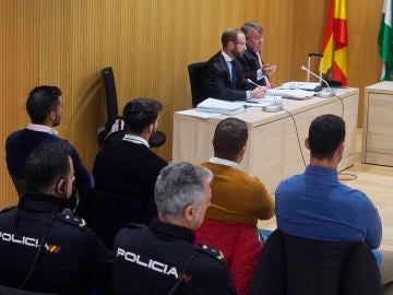 Los miembros de 'La Manada' (izq a dcha), Manuel Guerrero, Jesús Escudero, José Ángel Prenda y Alfonso Jesús Cabezuelo, sentados en la sala de la Audiencia de Córdoba durante el juicio Los miembros de 'La Manada' (izq a dcha), Manuel Guerrero, Jesús Escudero, José Ángel Prenda y Alfonso Jesús Cabezuelo, sentados en la sala de la Audiencia de Córdoba durante el juicio