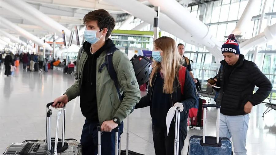 Pasajeros con mascarilla en un aeropuerto