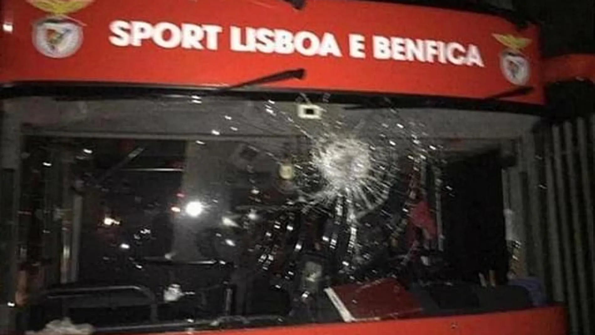 Autobús del Benfica tras ser apedreado