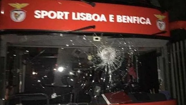 Autobús del Benfica tras ser apedreado