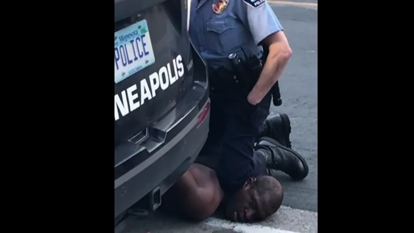 El homicidio racista que devolvió el foco al racismo y a la brutalidad policial en plena pandemia de coronavirus El homicidio racista que devolvió el foco al racismo y a la brutalidad policial en plena pandemia de coronavirus