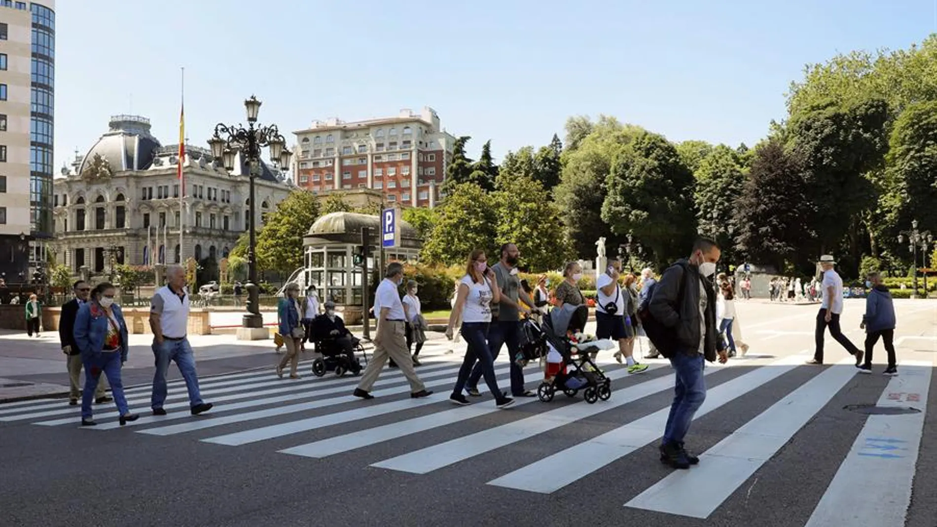 Imagen de personas paseando por una calle del centro de Oviedo