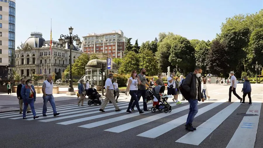 Imagen de personas paseando por una calle del centro de Oviedo