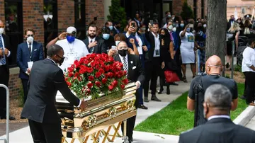Una multitud recibe el féretro de George Floyd antes de su funeral