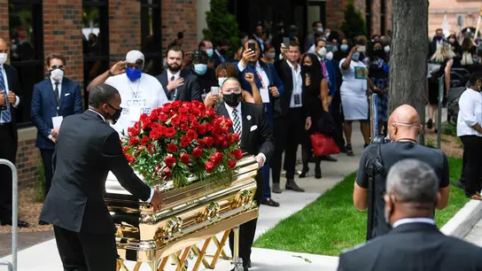 Una multitud recibe el féretro de George Floyd antes de su funeral Una multitud recibe el féretro de George Floyd antes de su funeral