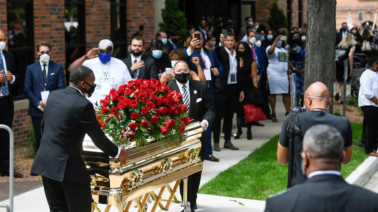 Una multitud recibe el féretro de George Floyd antes de su funeral Una multitud recibe el féretro de George Floyd antes de su funeral