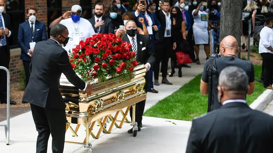 Una multitud recibe el féretro de George Floyd antes de su funeral