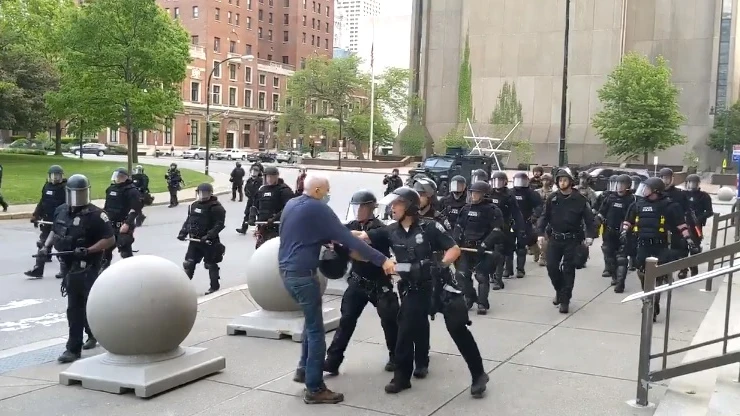 Momento de la agresión captado por el medio local WBFO