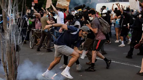 Un bote de gas lacrimógeno cae a los pies de los manifestantes el pasado lunes Un bote de gas lacrimógeno cae a los pies de los manifestantes el pasado lunes