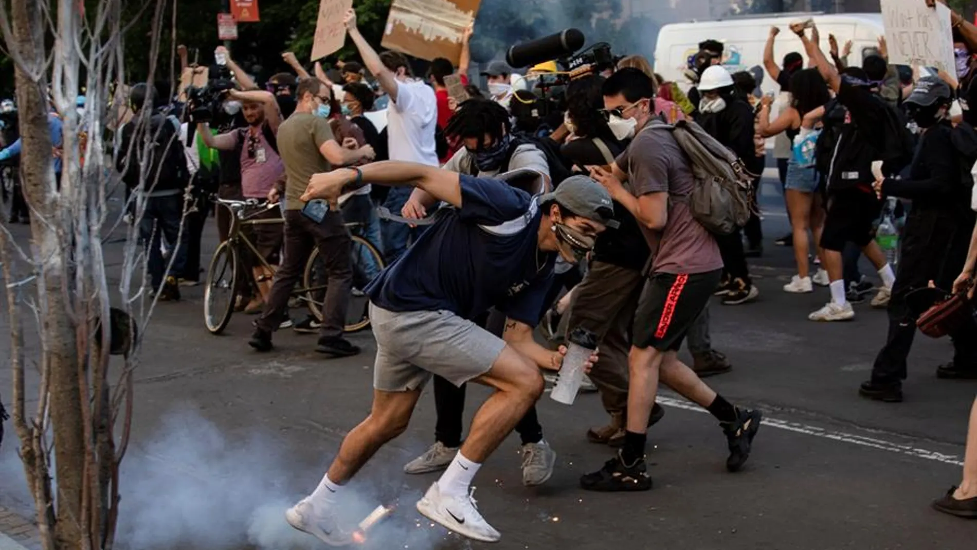 Un bote de gas lacrimógeno cae a los pies de los manifestantes el pasado lunes