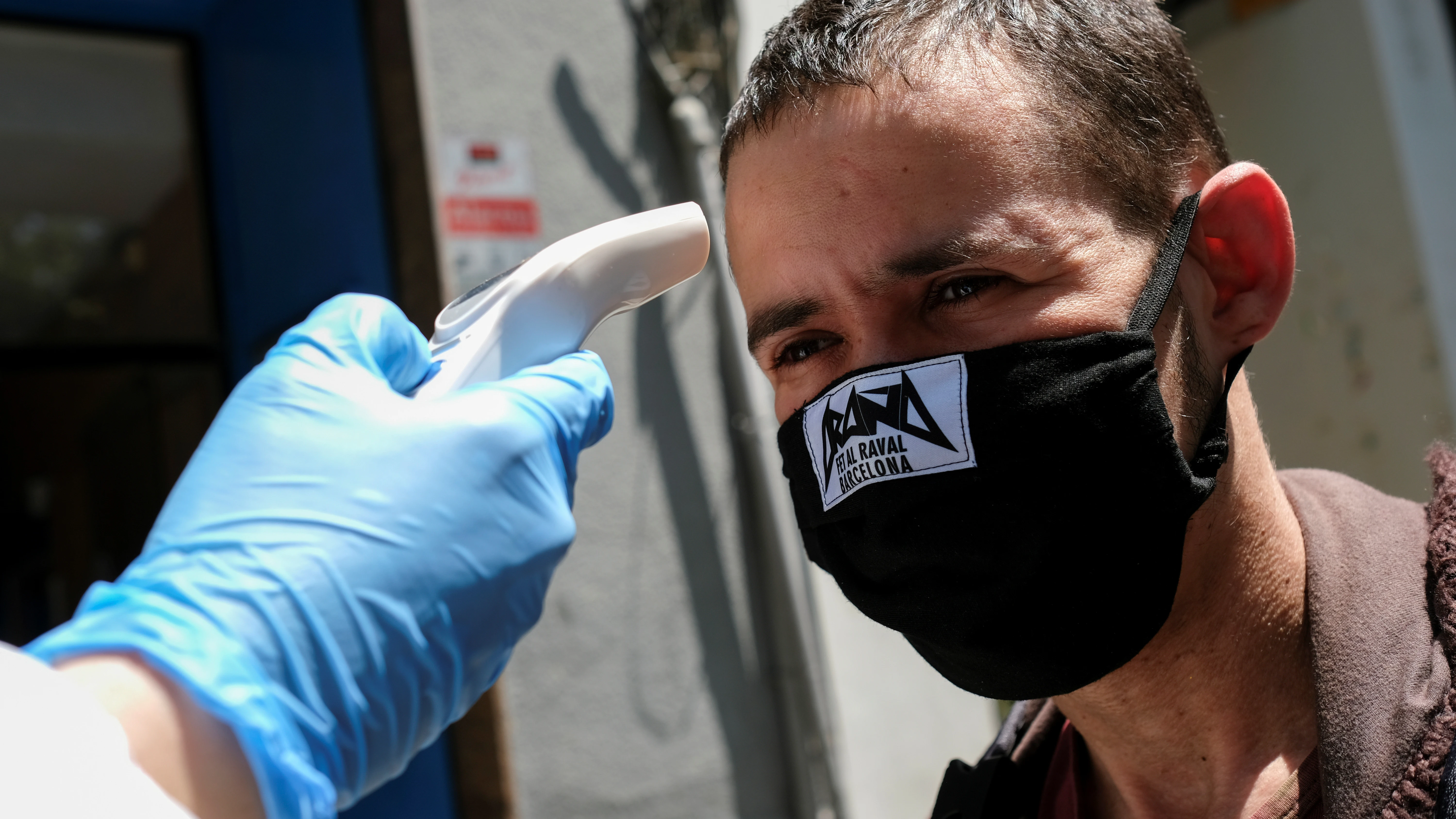 Toman la temperatura a un vecino de Barcelona con mascarilla de tela