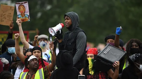 El actor John Boyega durante una protesta por la muerte de George Floyd en Londres El actor John Boyega pronuncia un discurso durante una protesta por la muerte de George Floyd en Londres