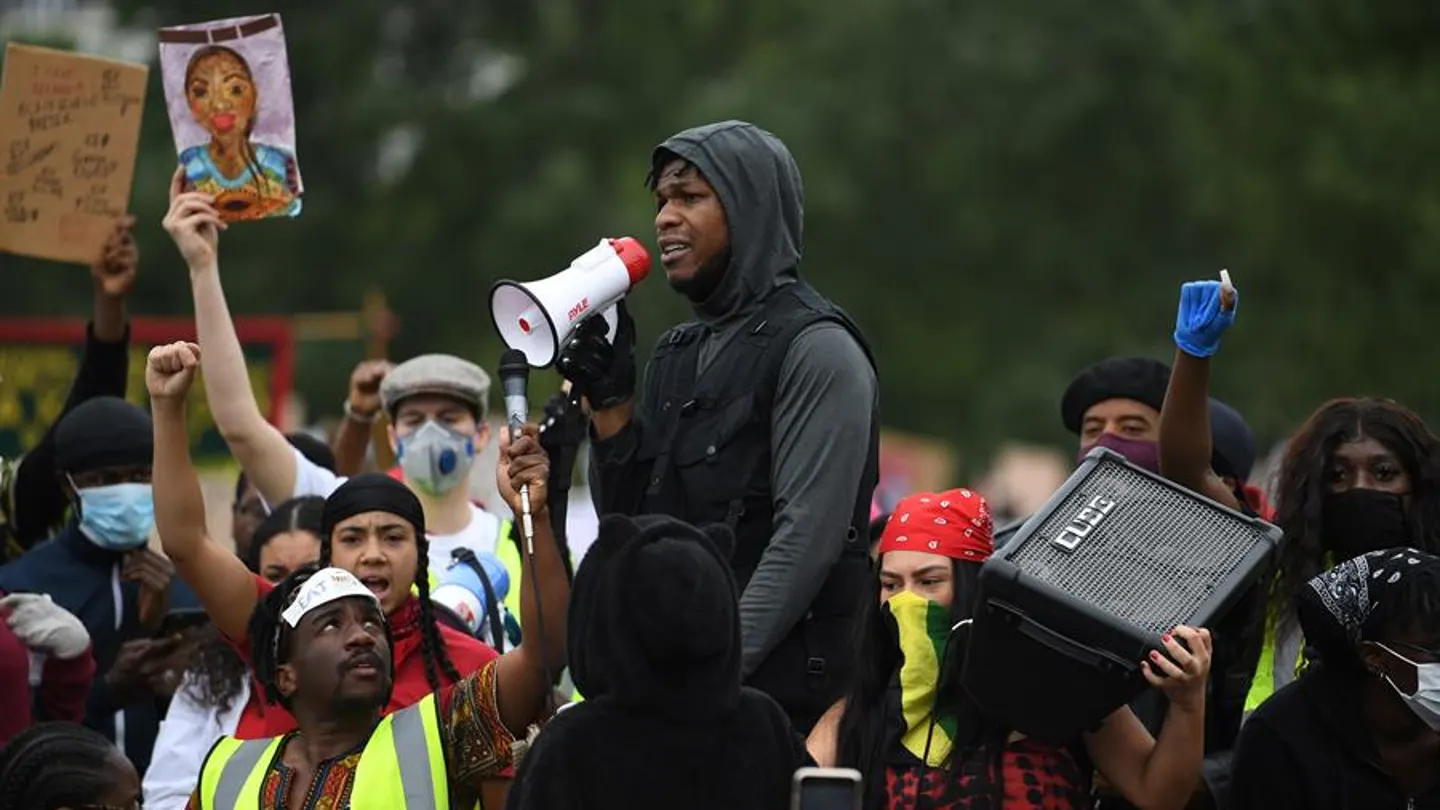 El actor John Boyega durante una protesta por la muerte de George Floyd en Londres El actor John Boyega pronuncia un discurso durante una protesta por la muerte de George Floyd en Londres