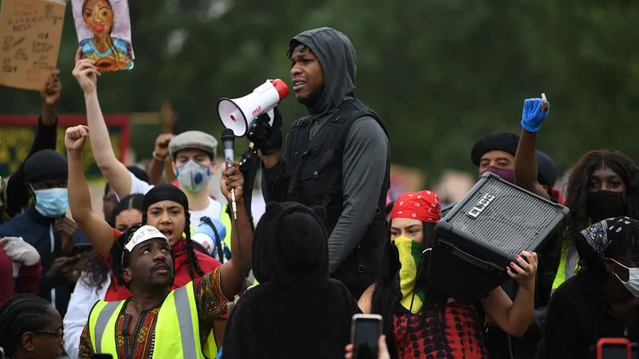 El actor John Boyega pronuncia un discurso durante una protesta por la muerte de George Floyd en Londres