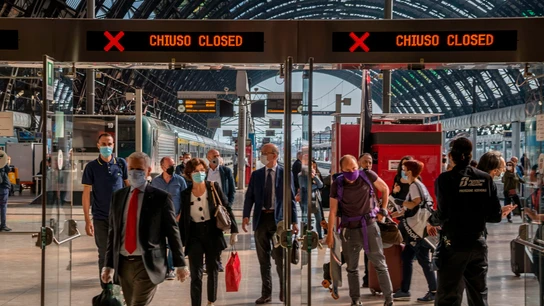 Varios viajeros pasan un control a su llegada a la Estación Central de Milán Varios viajeros pasan un control a su llegada a la Estación Central de Milán