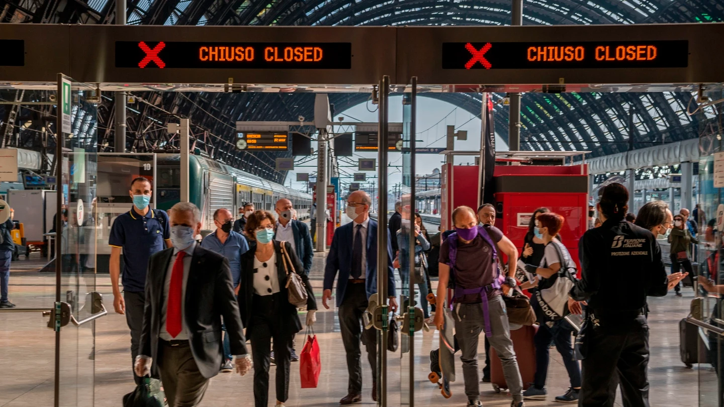 Varios viajeros pasan un control a su llegada a la Estación Central de Milán Varios viajeros pasan un control a su llegada a la Estación Central de Milán