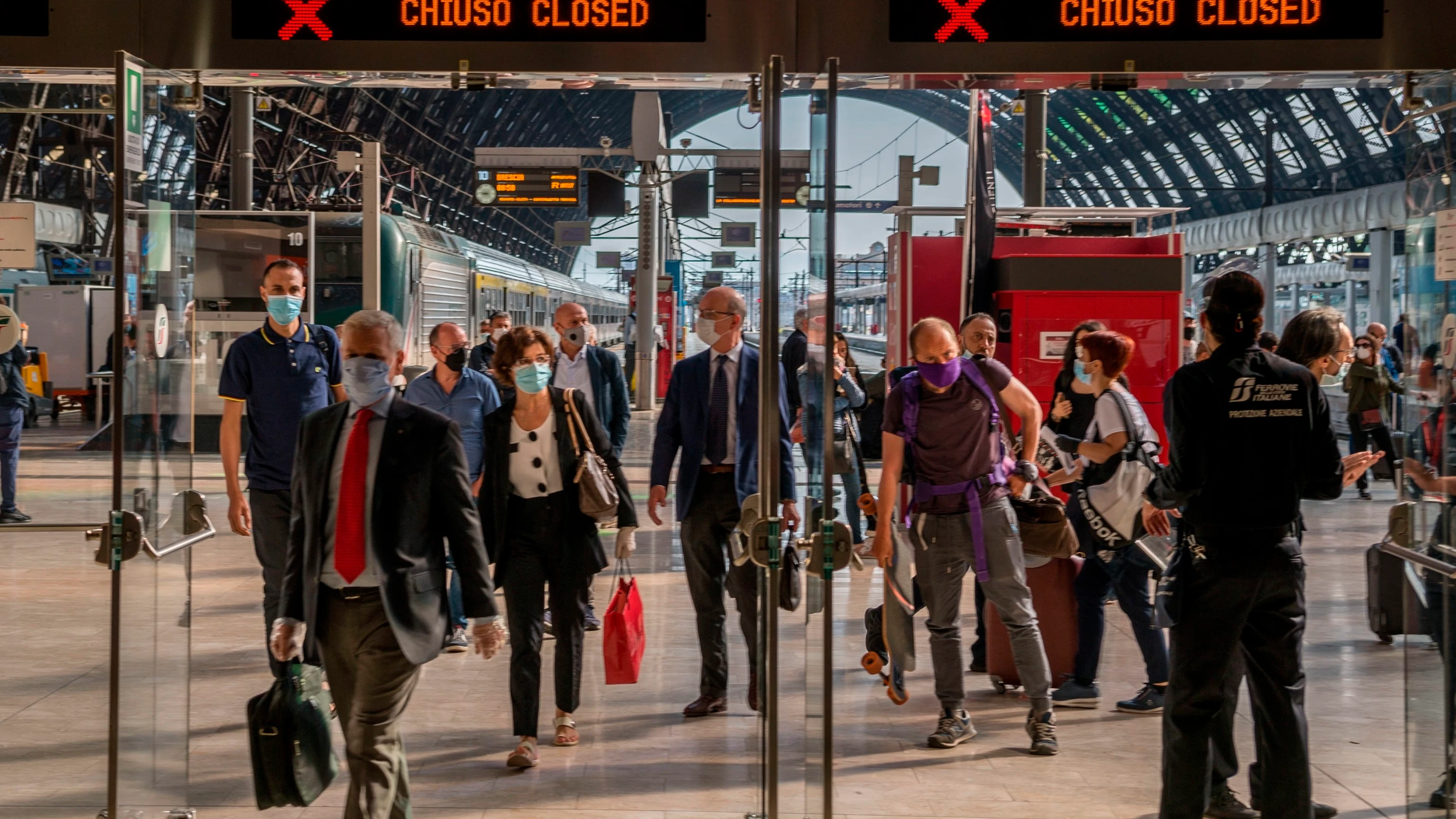 Varios viajeros pasan un control a su llegada a la Estación Central de Milán