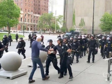 Momento en el que los dos agentes empujan violentamente al anciano Momento en el que los dos agentes empujan violentamente al anciano
