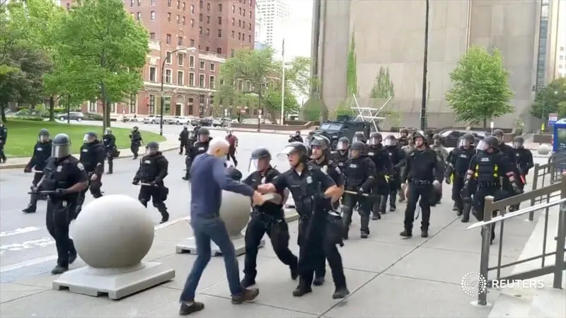 Momento en el que los dos agentes empujan violentamente al anciano