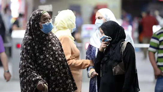 Mujeres egipcias con mascarilla en El Cairo Mujeres egipcias con mascarilla en El Cairo