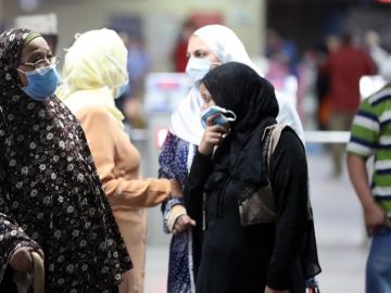 Mujeres egipcias con mascarilla en El Cairo Mujeres egipcias con mascarilla en El Cairo