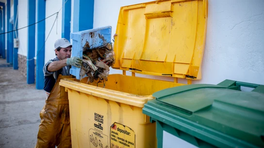 Al llegar al puerto, los pescadores echan al contenedor todos los residuos que han "pescado"  BASURA