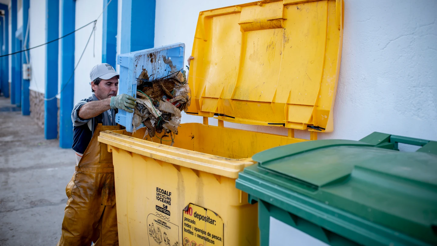 Al llegar al puerto, los pescadores echan al contenedor todos los residuos que han "pescado" BASURA