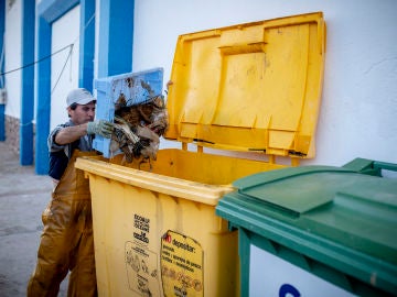 Al llegar al puerto, los pescadores echan al contenedor todos los residuos que han "pescado" Al llegar al puerto, los pescadores echan al contenedor todos los residuos que han "pescado"