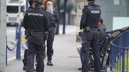 Efectivos de la Ertzaintza en Bilbao