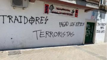 Imagen de la fachada del PSOE en Villa de Vallecas que ha amanecido este sábado con pintadas