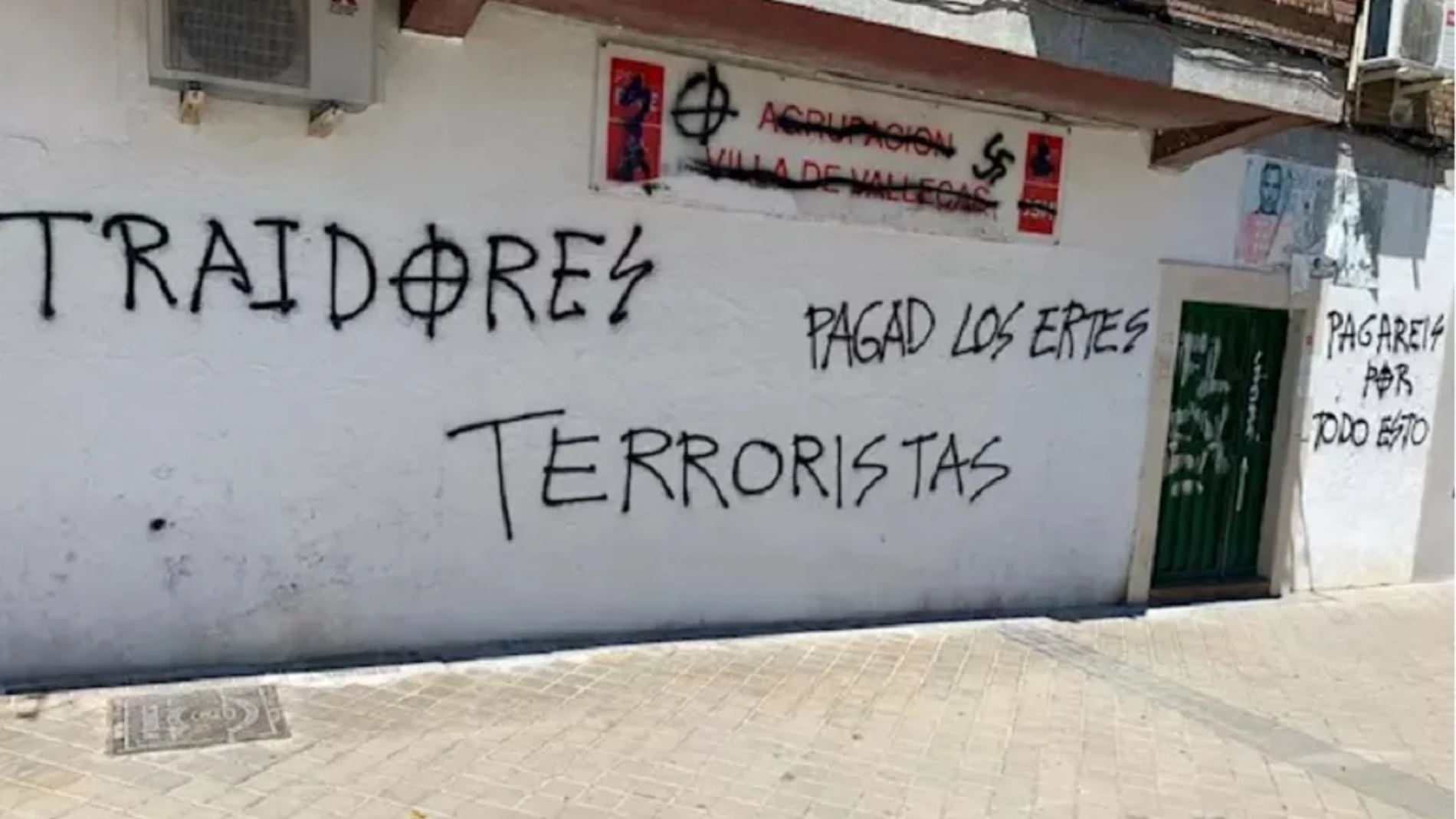 Imagen de la fachada del PSOE en Villa de Vallecas que ha amanecido este sábado con pintadas