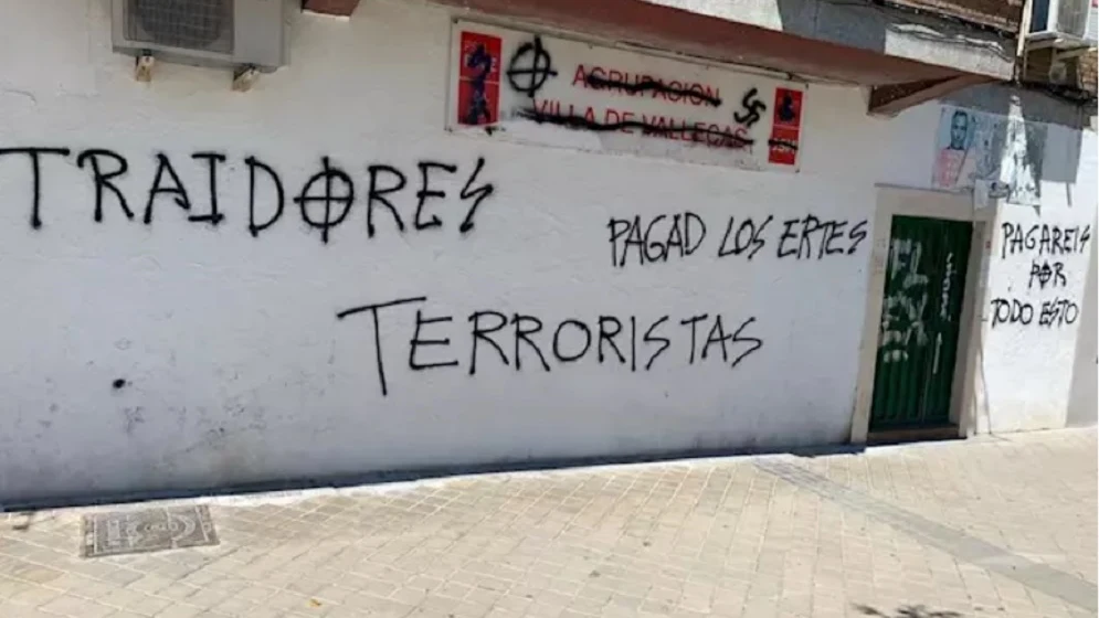 Imagen de la fachada del PSOE en Villa de Vallecas que ha amanecido este sábado con pintadas