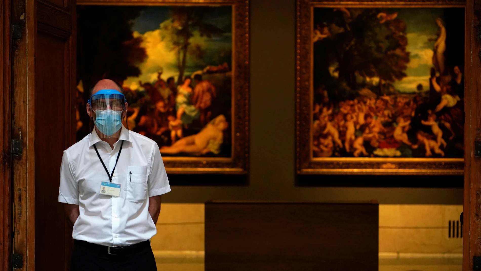 Un empleado, en la reapertura del Museo del Prado de Madrid